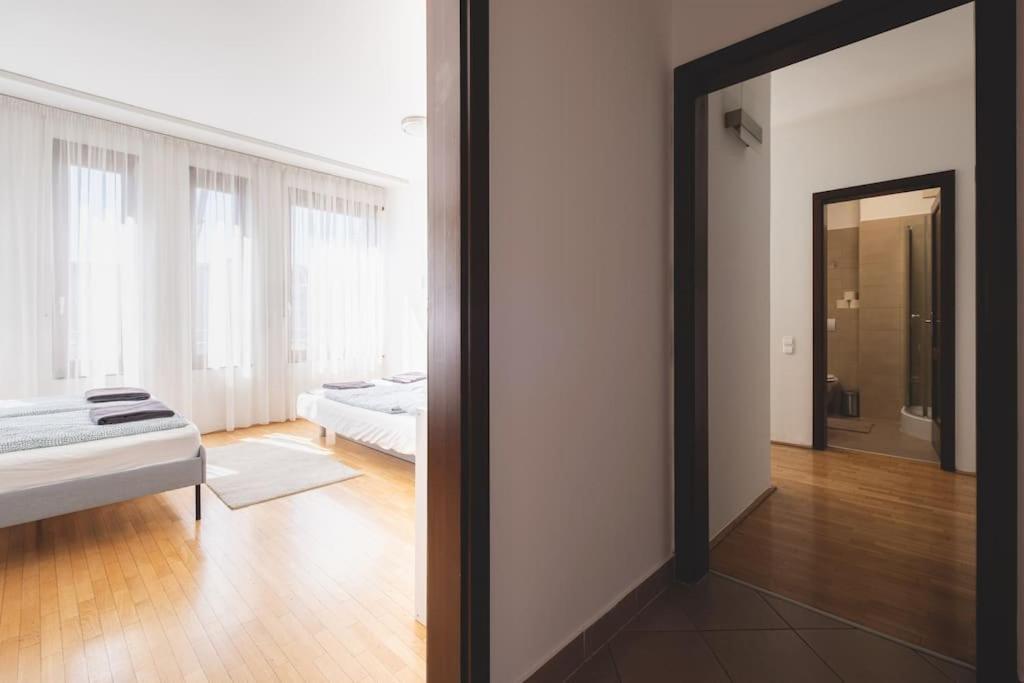 Bright Downtown Balcony Retreat Apartman *